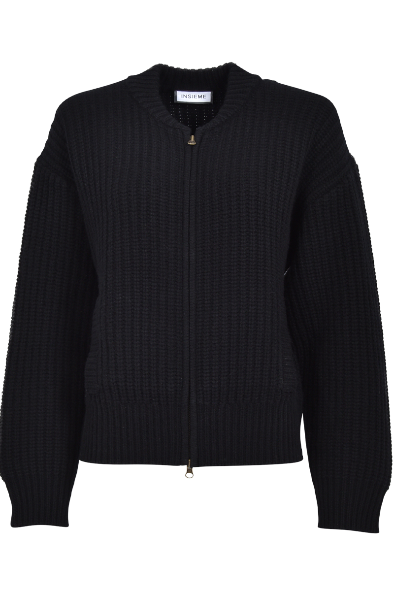 Strickblouson aus Wolle-Kaschmir in Patentstrick von INSIEME. Strickblouson aus Wolle-Kaschmir in Patentstrick von INSIEME.