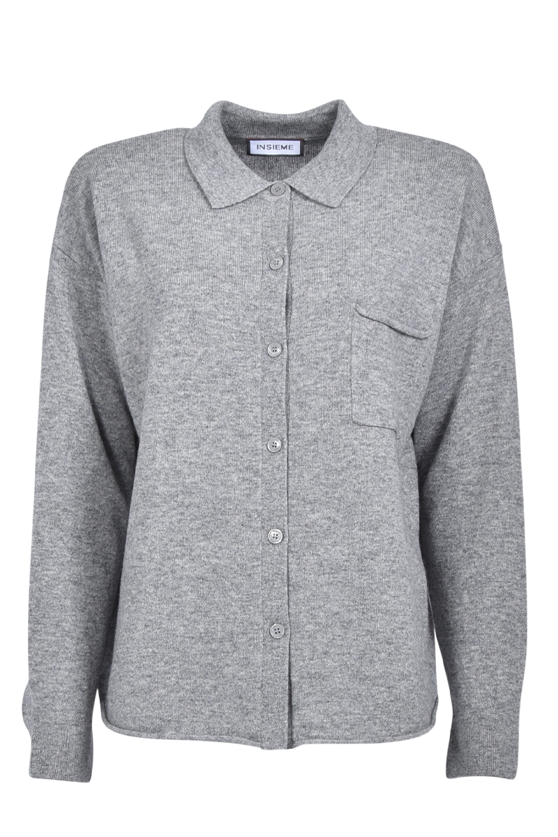 Strickhemd mit Knopfleiste von INSIEME. Strickhemd mit Knopfleiste von INSIEME.